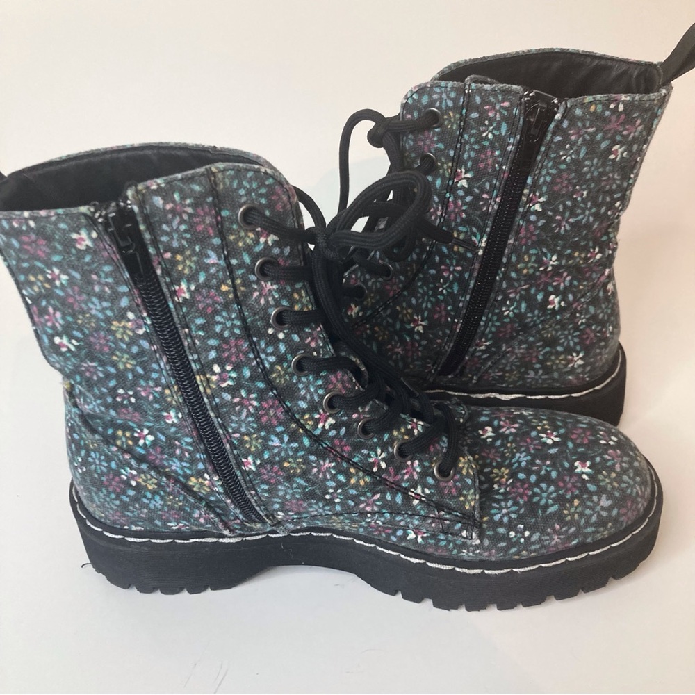Sincerely Jules Floral Ankle Boots Chunky Combat Style Zip and Lace Up  Size 8 - Picture 4 of 13